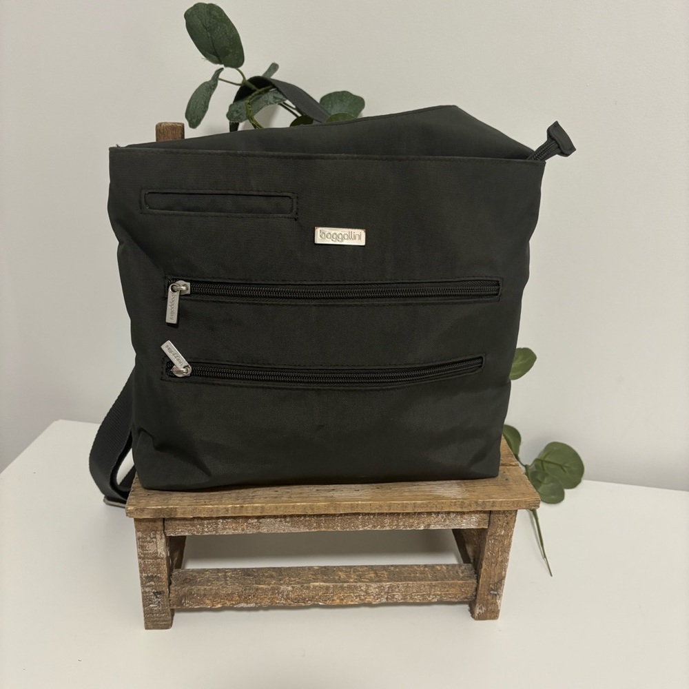 Baggallini Gray Crossbody Travel/Every Day Bag - Picture 2 of 8
